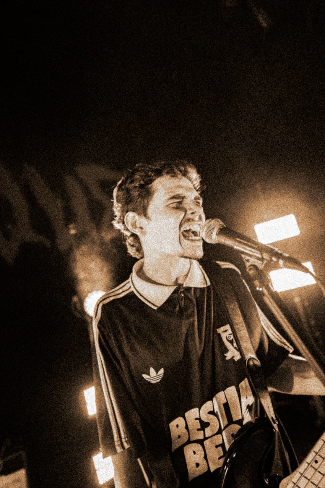 Alberto cantando durante el rodaje