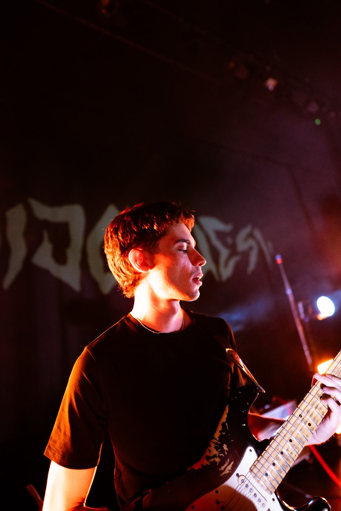 Guitarrista tocando durante el rodaje