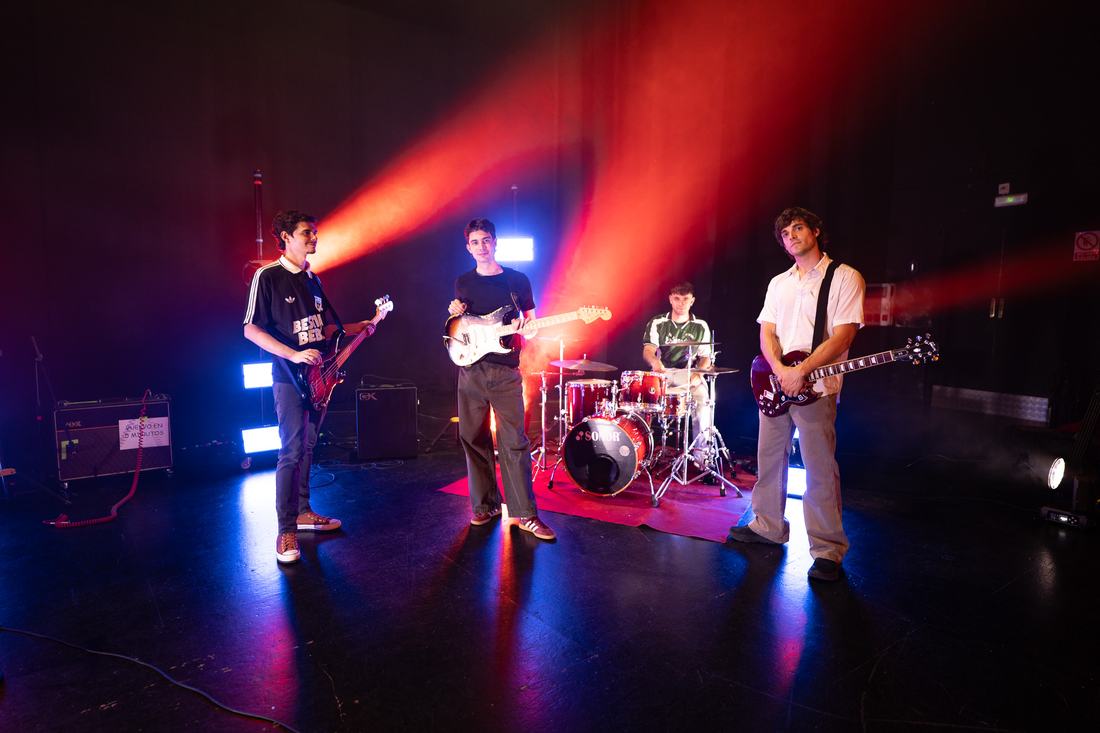 La banda al completo sobre el escenario del Gran Teatro de Cáceres