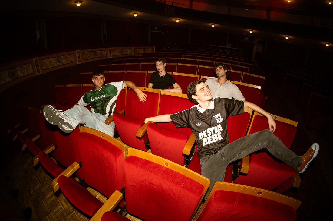 La banda tumbada entre las butacas del teatro