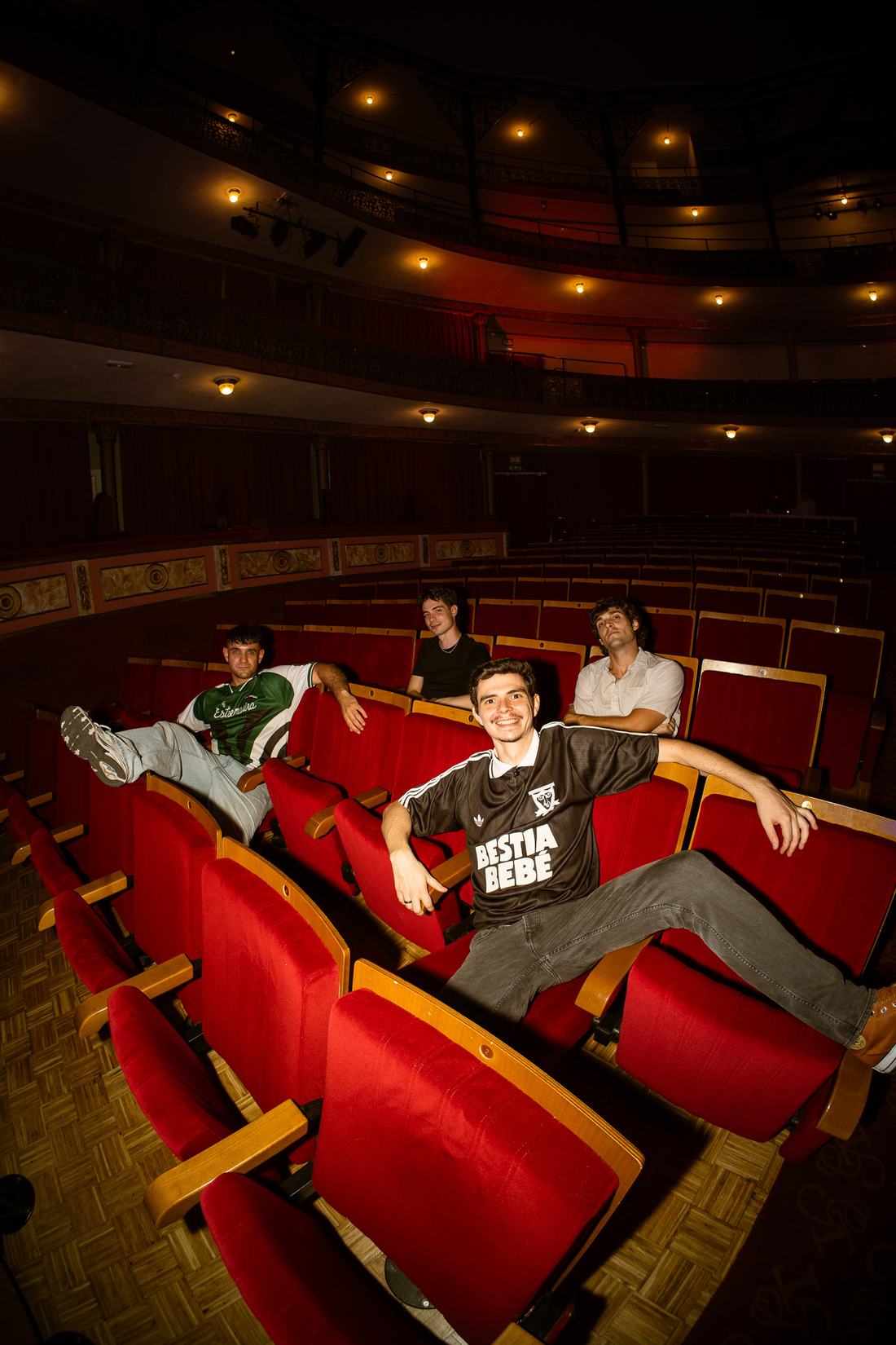 La banda repartida entre las butacas del patio del teatro